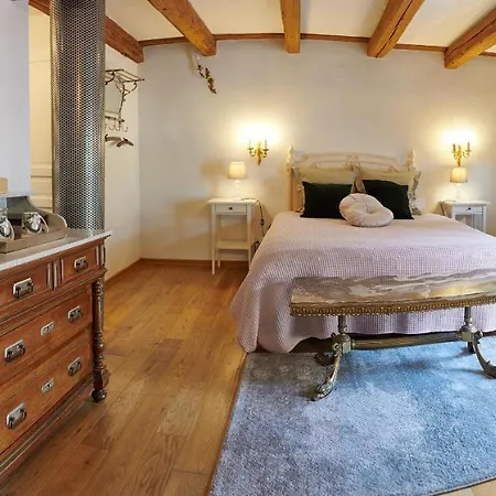 Πανσιόν La Cour De Lise 4*