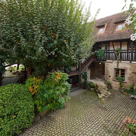La Cour De Lise Et *