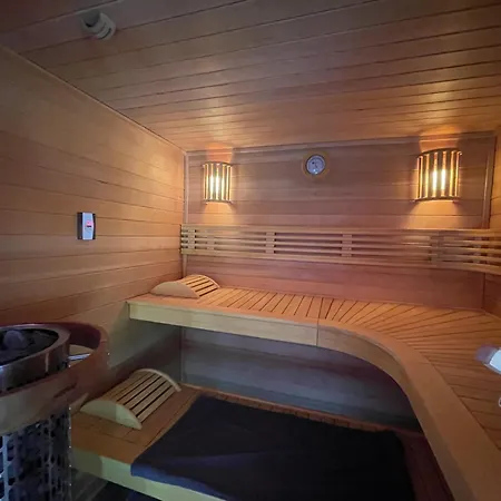 La Cour De Lise Et 3*